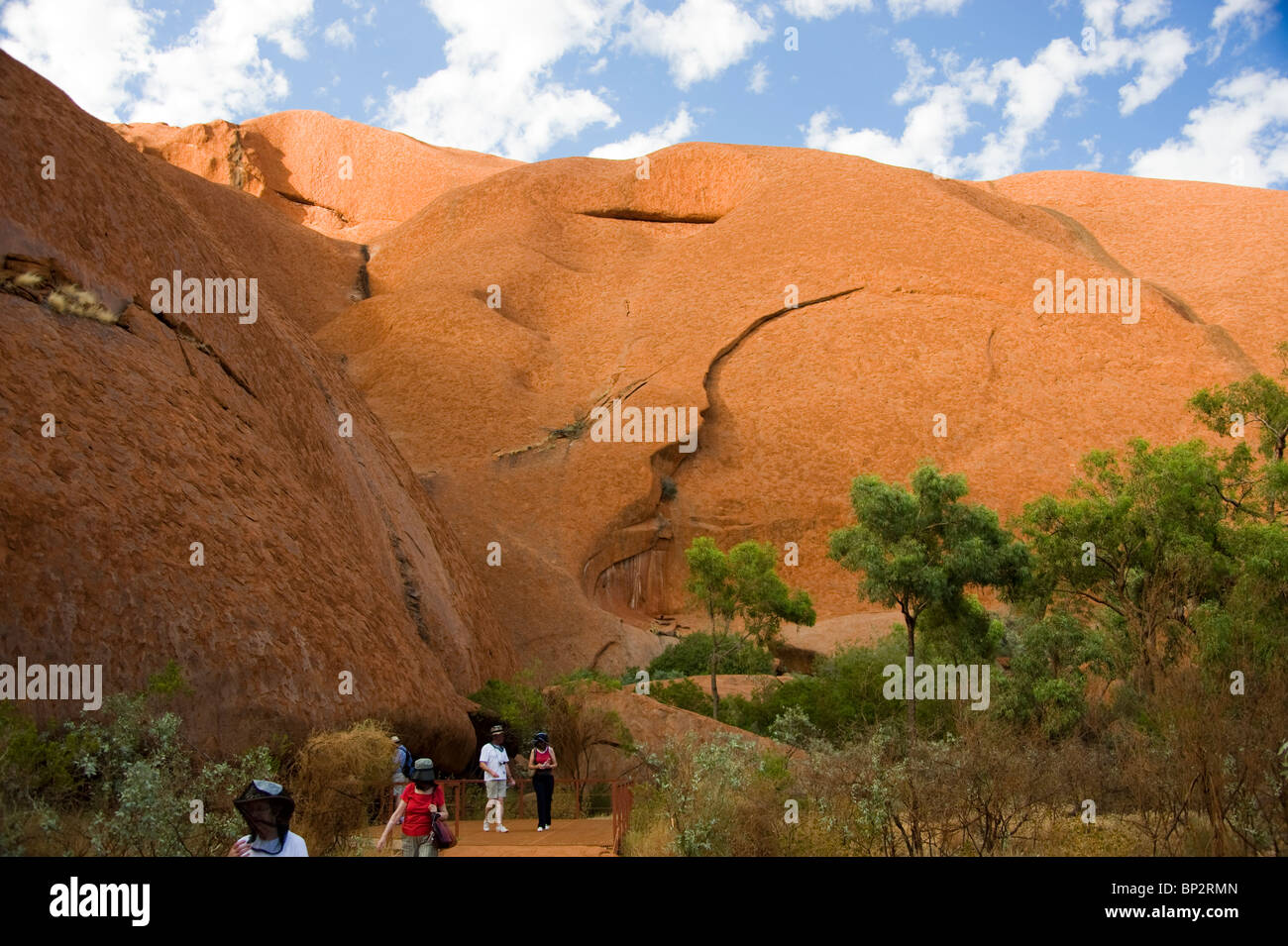 Le persone al Mutijulu waterhole a piedi area di Uluru (Ayers Rock), Australia Foto Stock