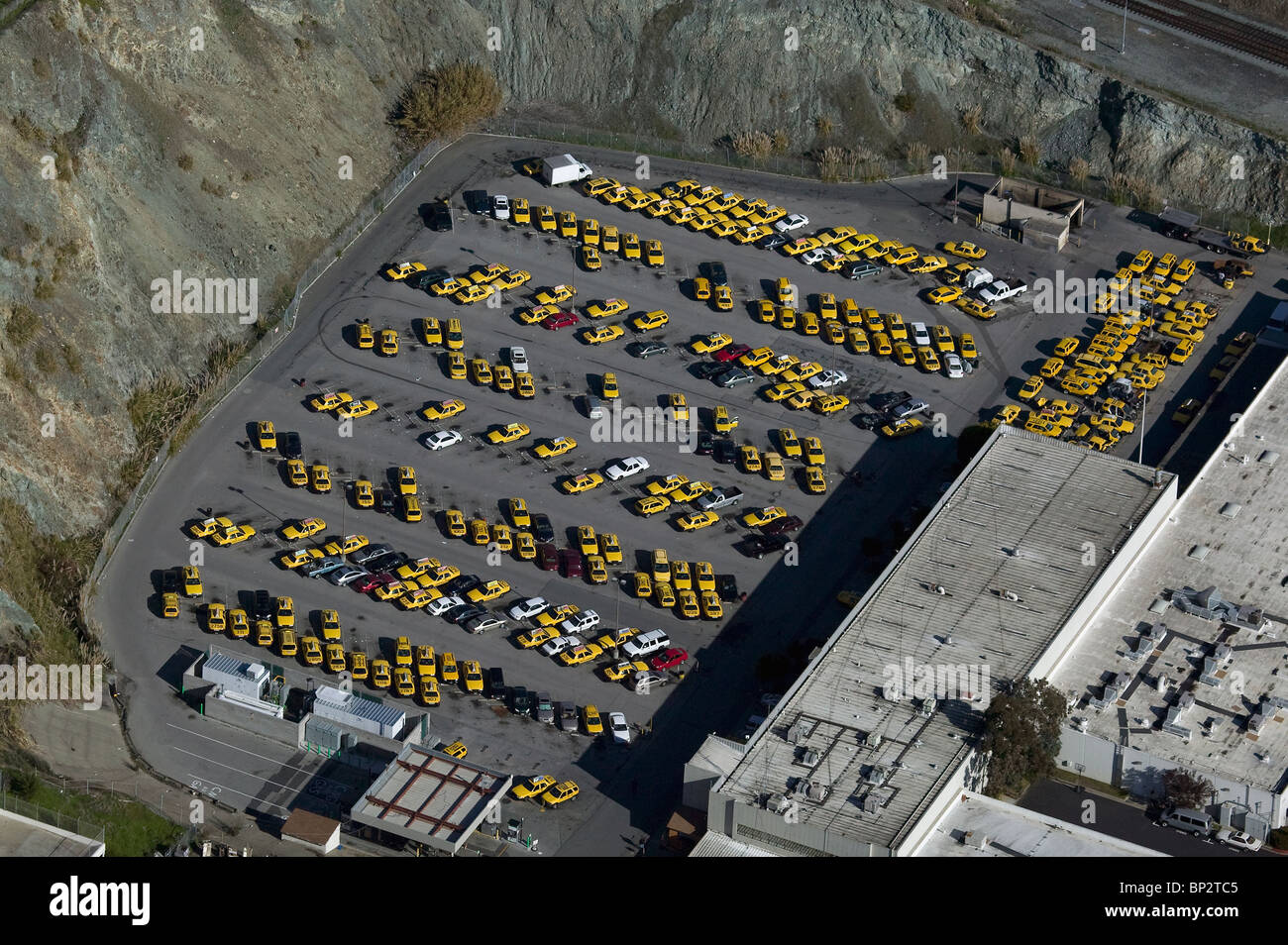 Vista aerea al di sopra della cabina giallo taxi base di archiviazione San Francisco California Foto Stock