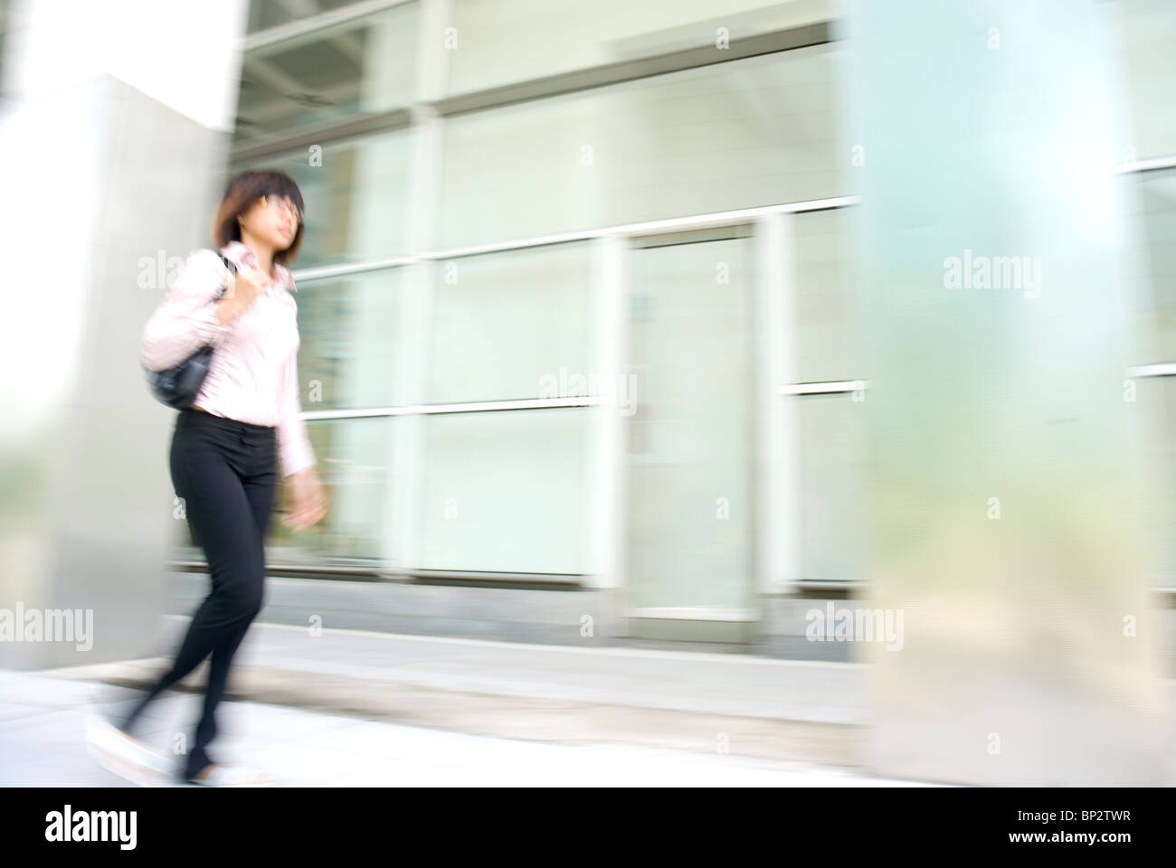 Abstract sfocatura di movimento delle persone che camminano da un edificio per uffici Foto Stock