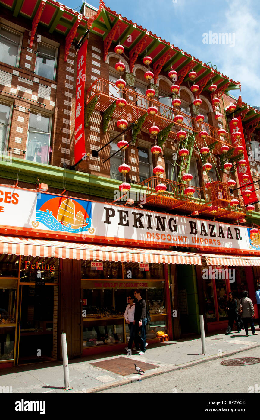San Francisco: lanterne in Chinatown Grant Avenue. Foto copyright Lee Foster. Foto # casanf104302 Foto Stock