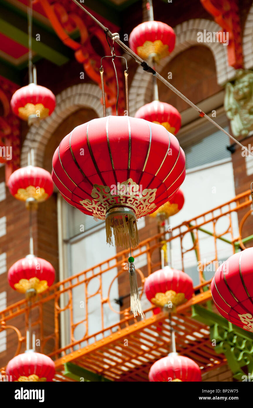 San Francisco: lanterne in Chinatown Grant Avenue. Foto copyright Lee Foster. Foto # casanf104307 Foto Stock