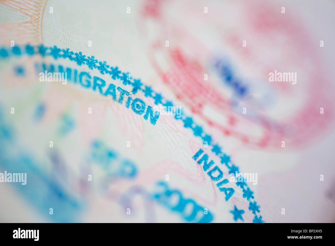 India timbro di immigrazione in un passaporto britannico. Messa a fuoco selettiva Foto Stock