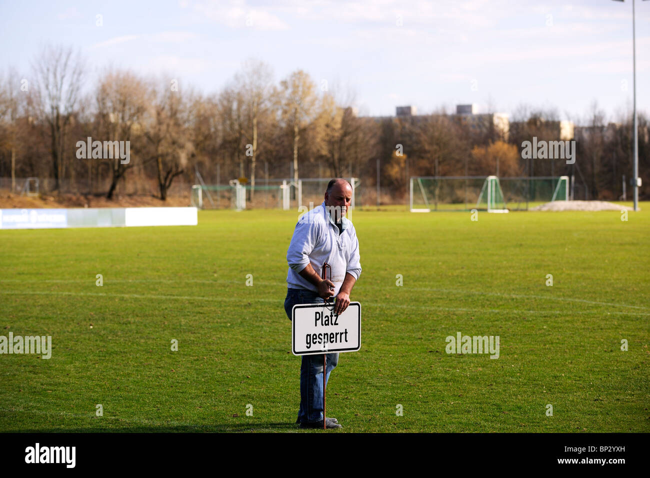 Green Keeper con segnale di avvertimento "Campo C alcio chiuso'. Foto Stock