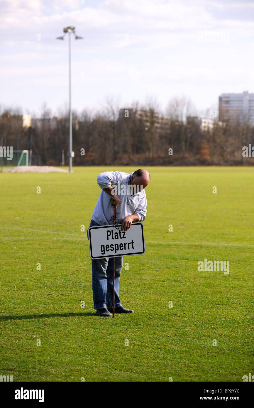 Green Keeper con segnale di avvertimento "Campo C alcio chiuso'. Foto Stock
