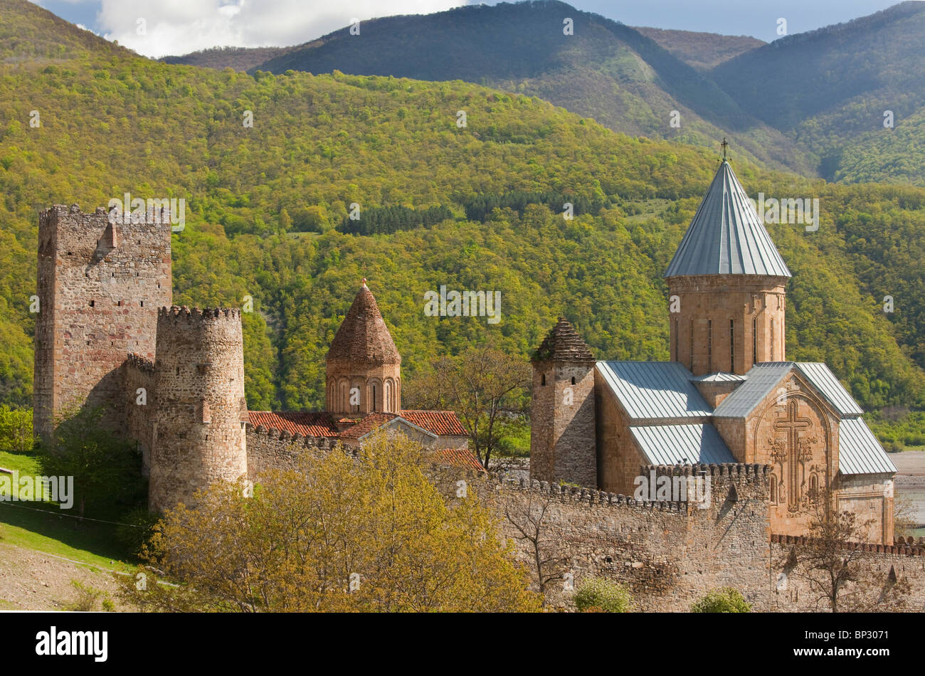 Ananuri - prevalentemente del XVII secolo e difensivo complesso religioso nel Aragvi River Valley, con colline boscose al di là; Georgia. Foto Stock