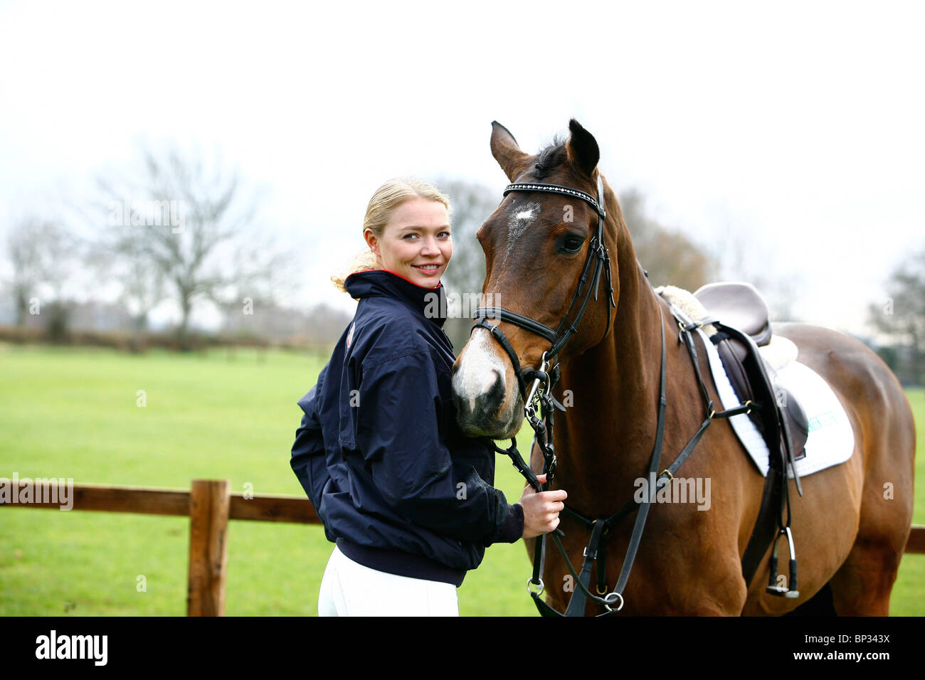 Jodie Kidd Show Jumping a Hickstead. Foto di James Boardman. Foto Stock