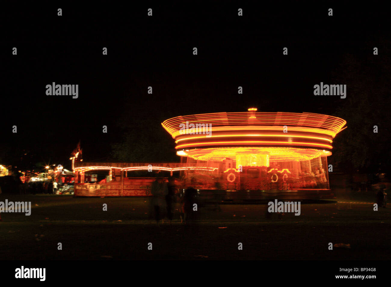 La filatura Merry Go Round di notte nel Regno Unito Foto Stock