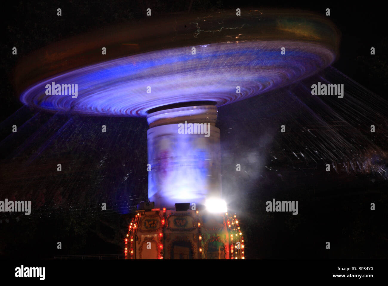 Blue Merry Go Round di notte nel Regno Unito Foto Stock
