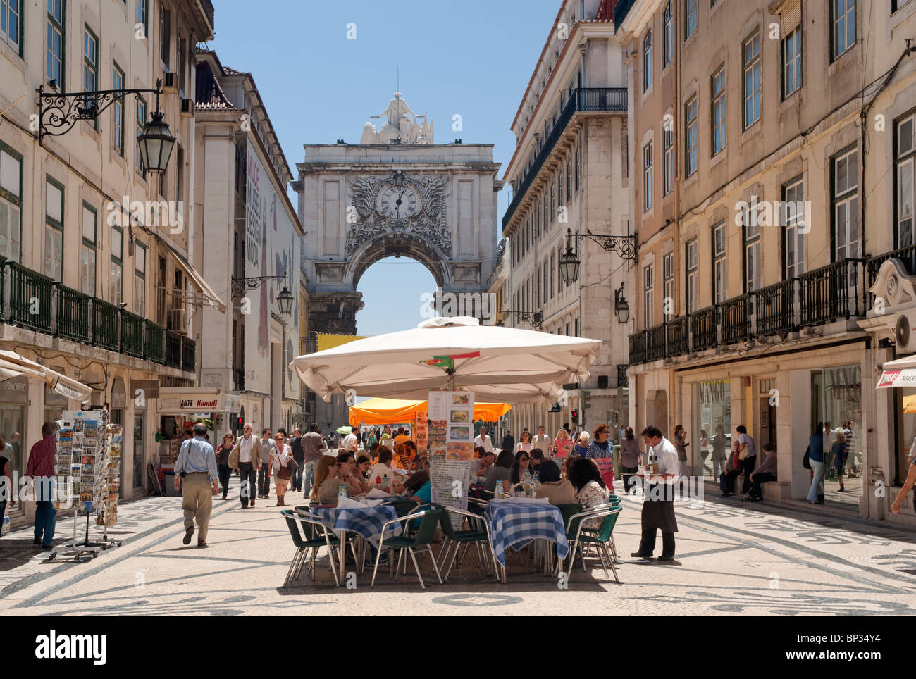 Il Portogallo, Lisbona, quartiere di Baixa, Rua Augusta a pranzo con l arco trionfale Foto Stock