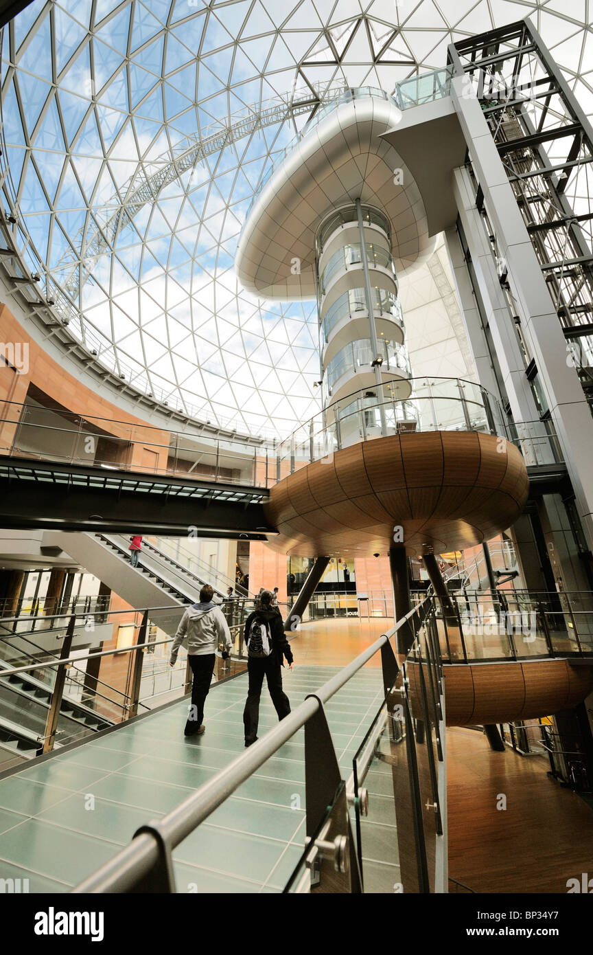Victoria Square Shopping Centre, Belfast, Irlanda del Nord. Ascensore, le scale e le piattaforme di visualizzazione dell'atrio centrale Foto Stock