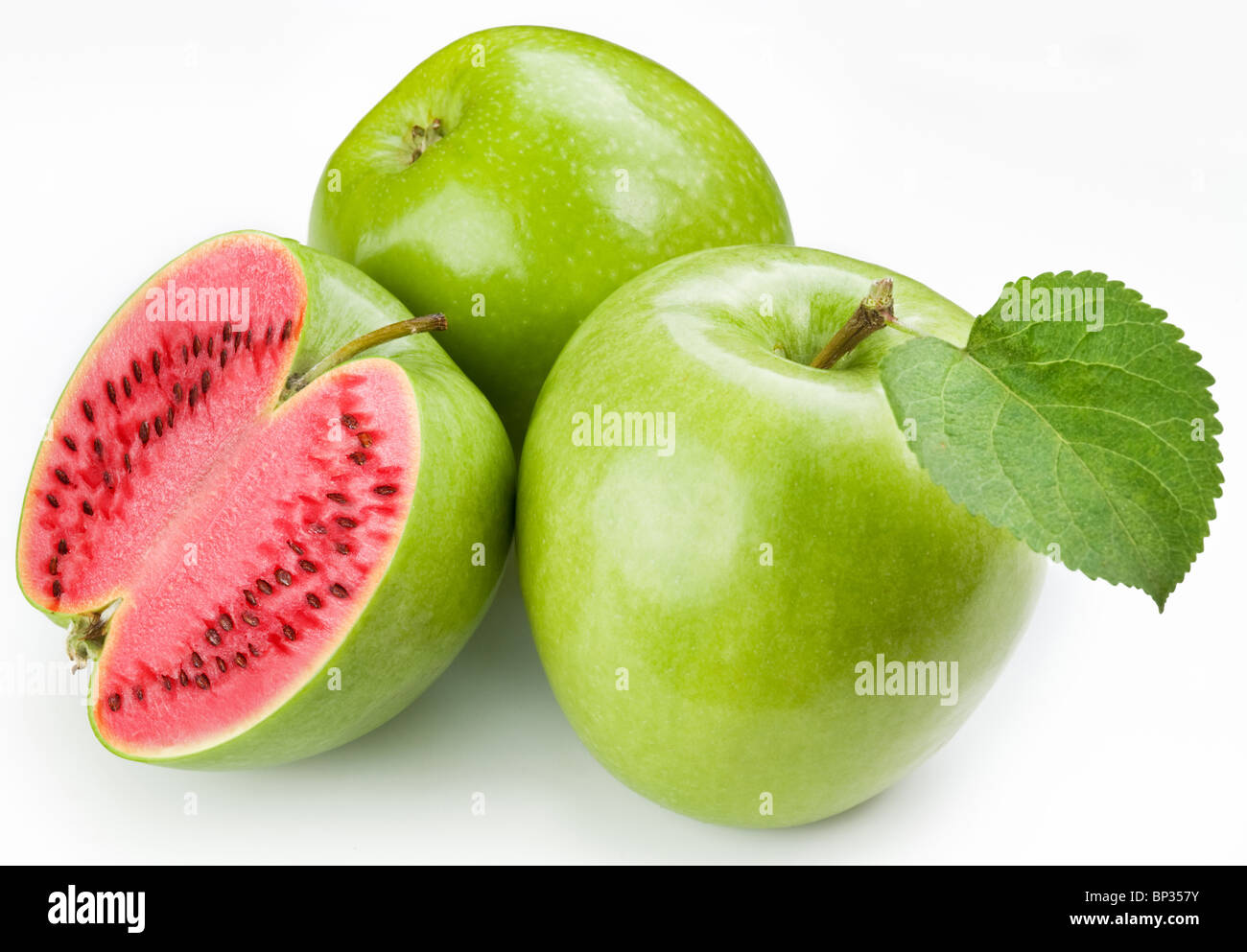 Carne di anguria al taglio della mela verde. Prodotto di ingegneria genetica. Montaggio del computer. Foto Stock