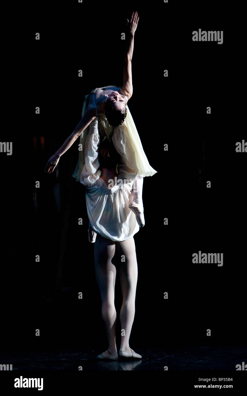 "Romeo e Giulietta" eseguita dal Royal Ballet, con principio ballerini Miyako Yoshida e Steven McRae. Foto Stock