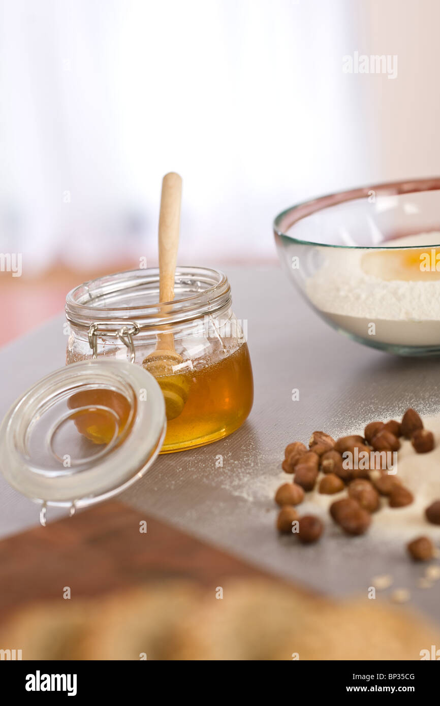 La cottura Ingredienti per la pasta, miele, uova e farina in cucina Foto Stock