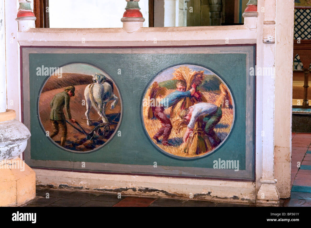 Due medaglioni dipinti murali da Duncan Grant sullo schermo il coro di San Michele e Tutti gli Angeli, la chiesa parrocchiale. Berwick East Sussex Foto Stock
