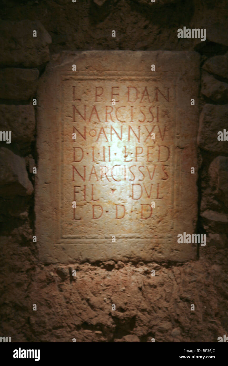 Pietra romana con una iscrizione in latino, visualizzato in sotterraneo scavato antica città di Barcelo Foto Stock