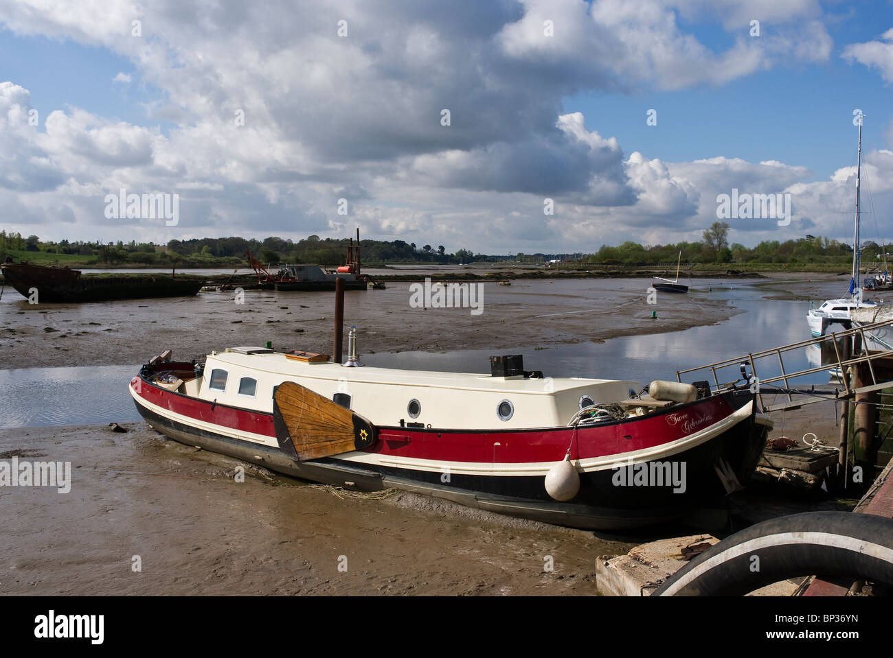 Old Dutch barge utilizzato come house boat a Melton Suffolk sul fiume Deben a bassa marea Foto Stock