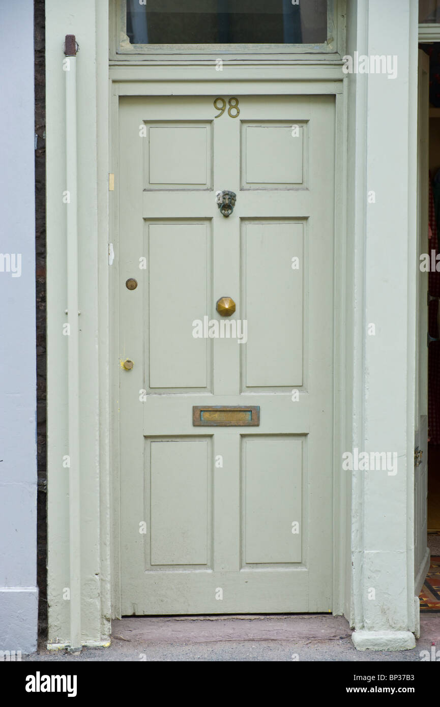 Verniciato grigio in pannelli di legno porta anteriore n. 98 in ottone con manopola letterbox e ritaglio di casa nel Regno Unito Foto Stock