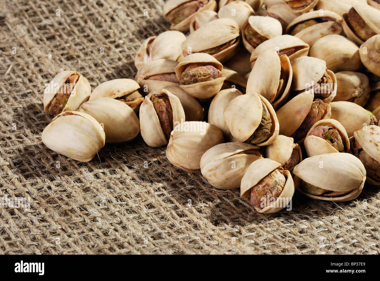 Il pistacchio closeup sulla iuta Foto Stock