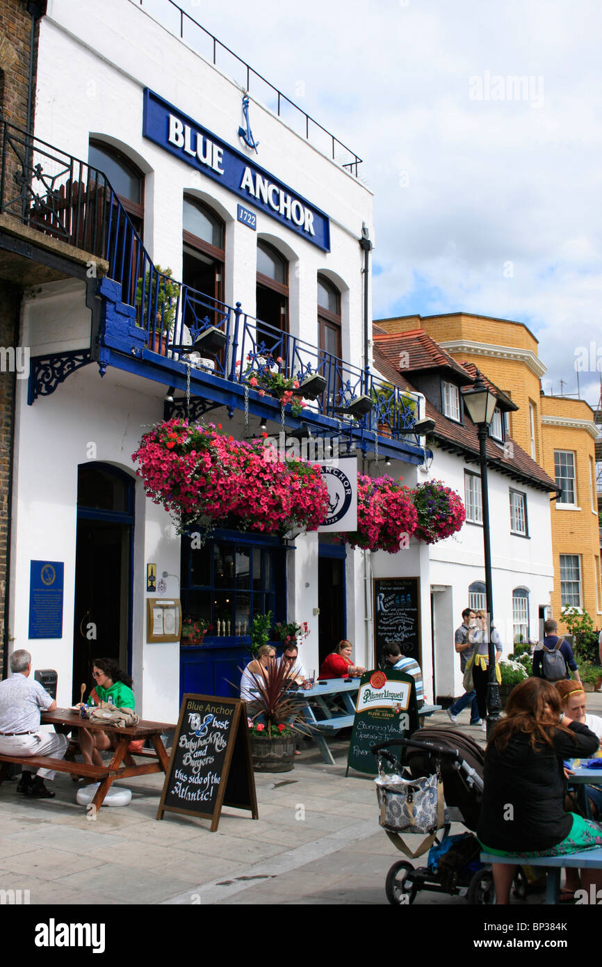 Il Blue Anchor un tradizionale pub lungo il fiume lungo il Tamigi in Hammersmith abbassare Mall, Londra Foto Stock