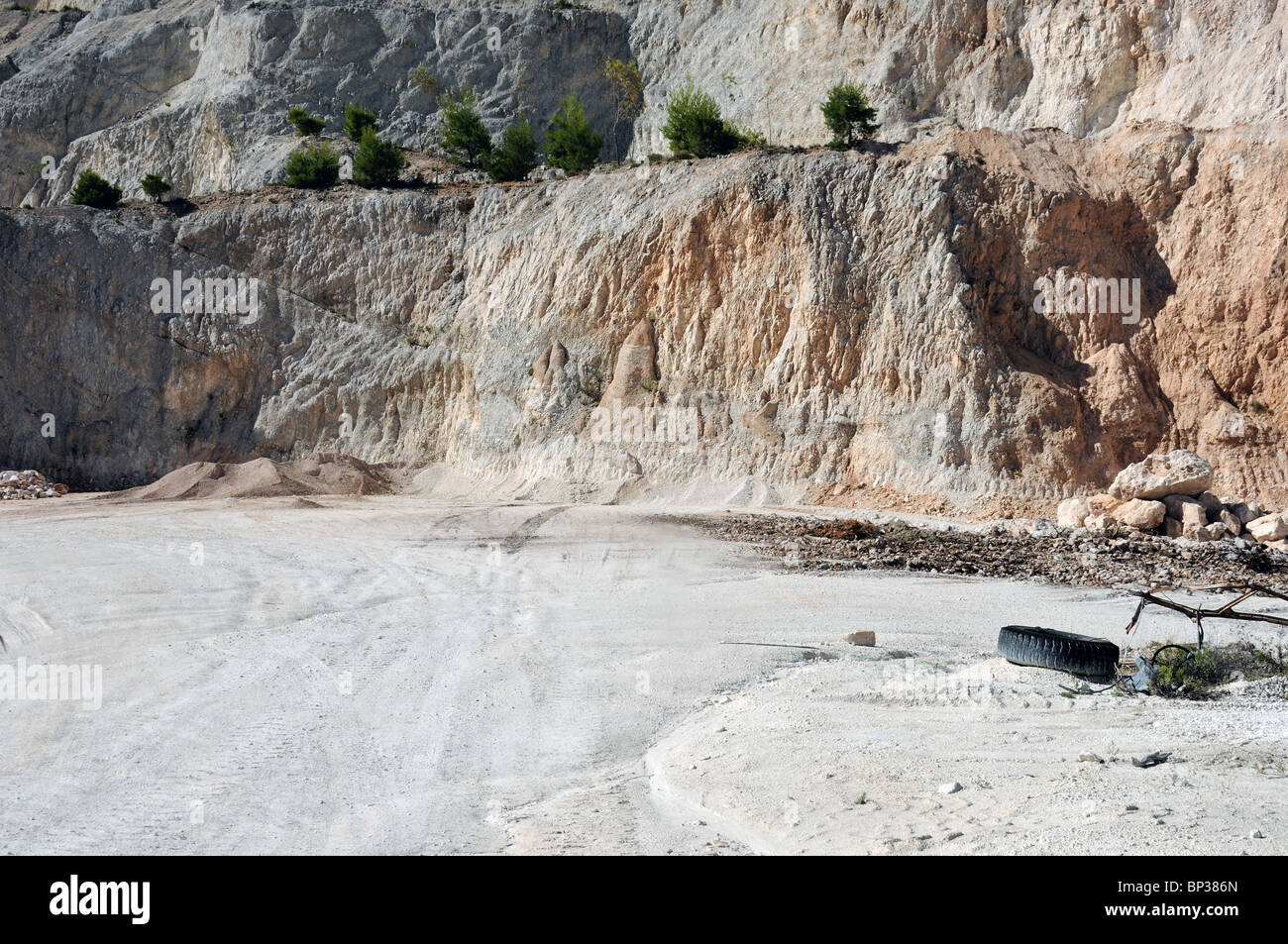 Abbandonato il paesaggio della montagna su un sito di cava. Foto Stock