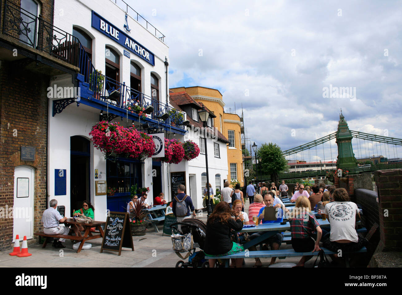 Il Blue Anchor un tradizionale pub lungo il fiume lungo il Tamigi in Hammersmith abbassare Mall, Londra Foto Stock