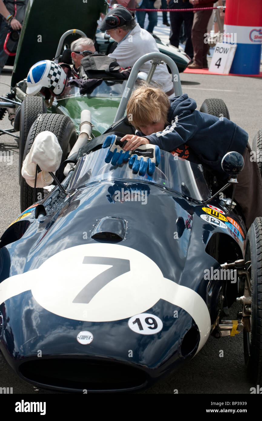 Un giovane ragazzo cerca nella cabina di pilotaggio di un T51 Cooper racing car al 2010 Silverstone evento classico, England, Regno Unito Foto Stock