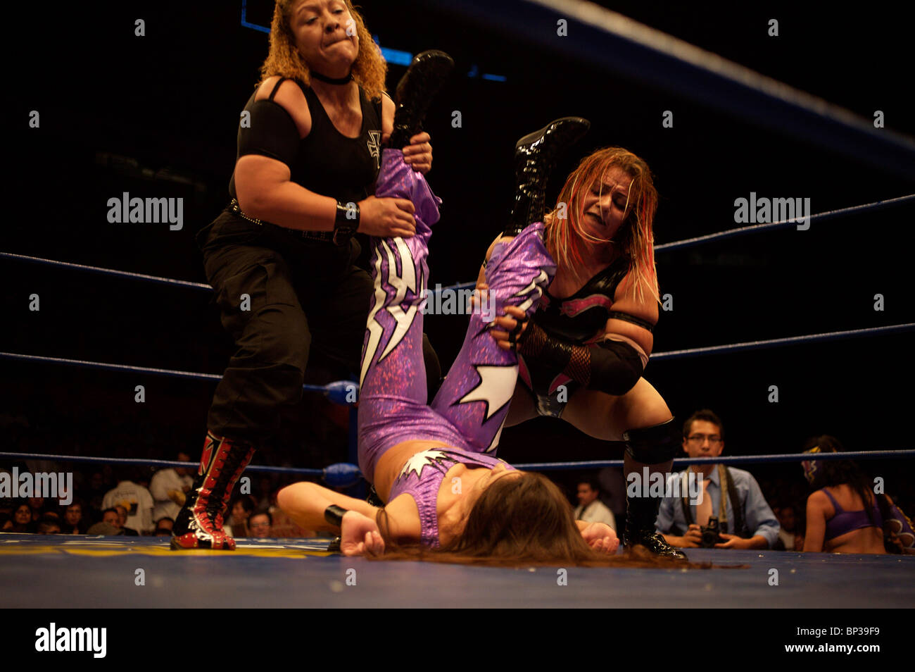 Lottatori femminili di lotta a una Lucha Libre Wrestling show a Arena Messico a Città del Messico, 16 luglio 2008. Foto Stock