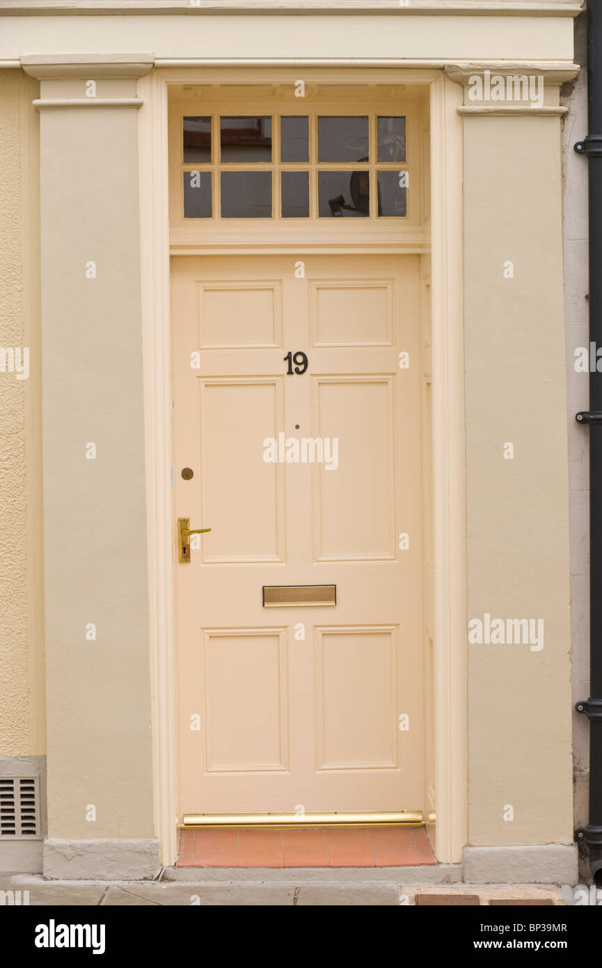Dipinto di color crema con pannelli di legno porta anteriore n. 19