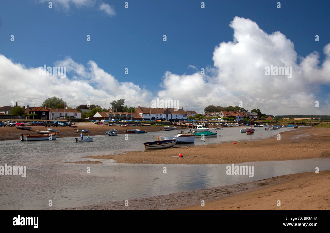 Sulla banchina del porto a Burnham overy Staithe, Norfolk, Inghilterra Foto Stock