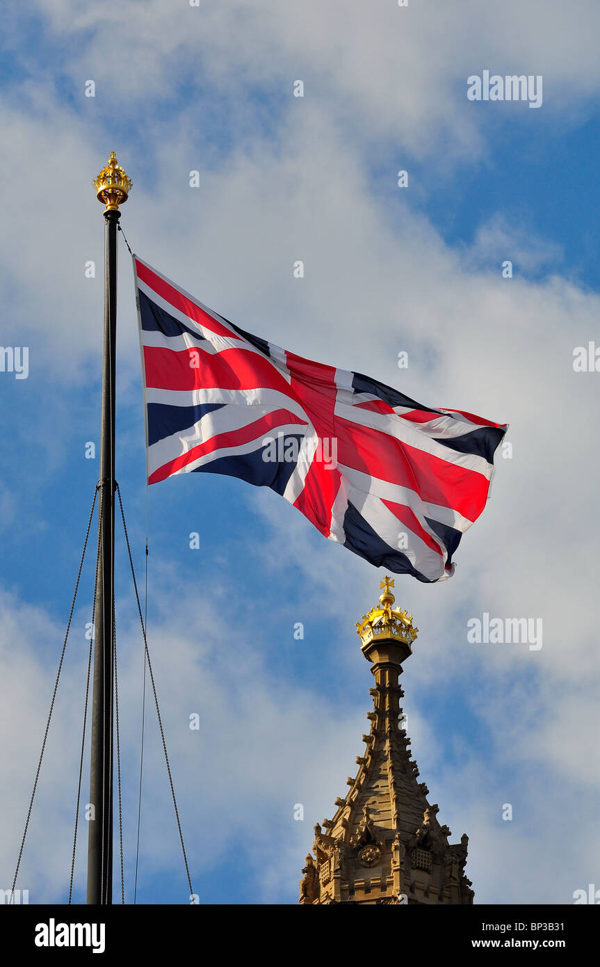 Union Jack bandiera britannica volando sopra la torre Victoria Westminster Foto Stock