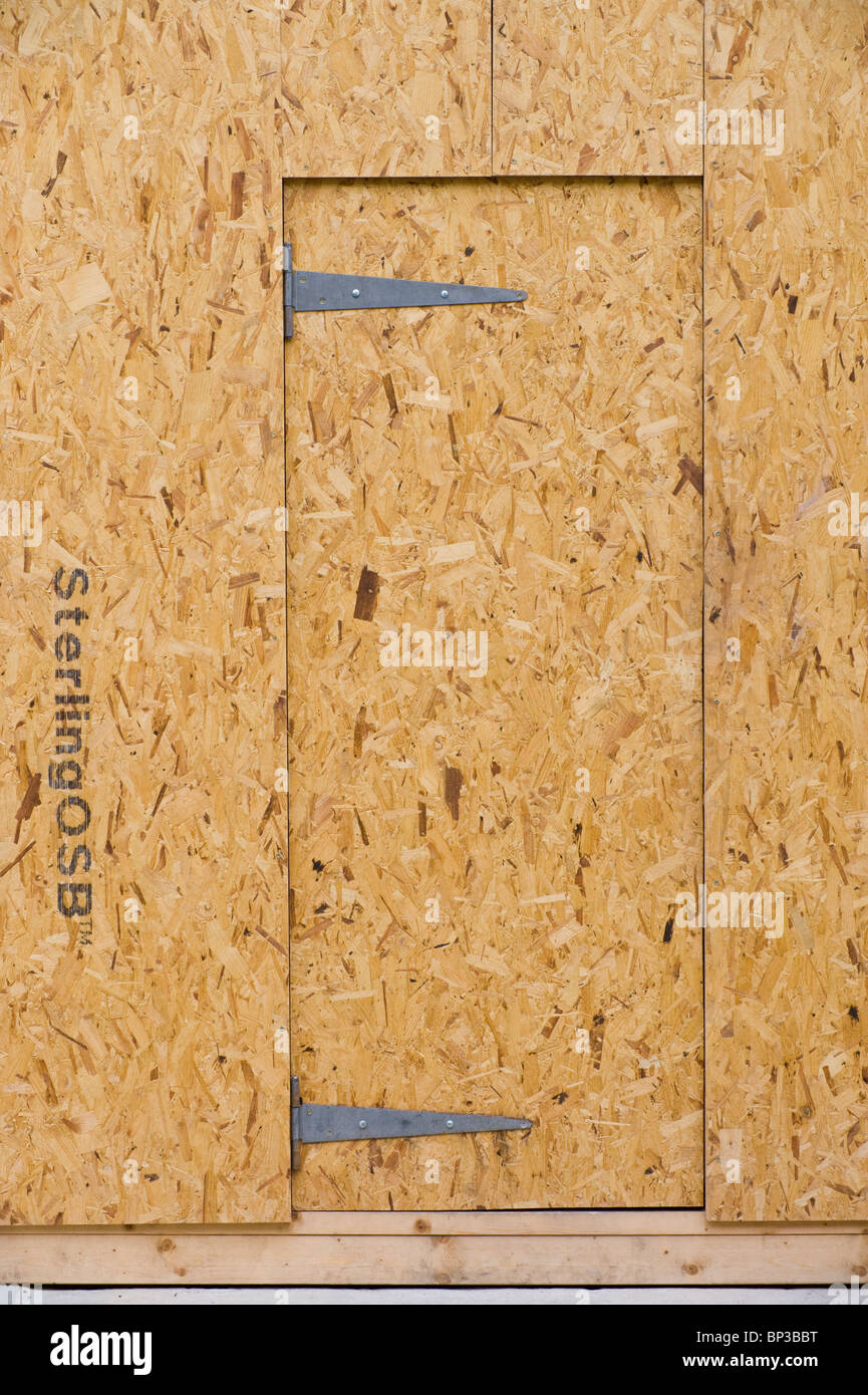 Imbarcati su porta anteriore del negozio di vuoto nel Regno Unito Foto Stock