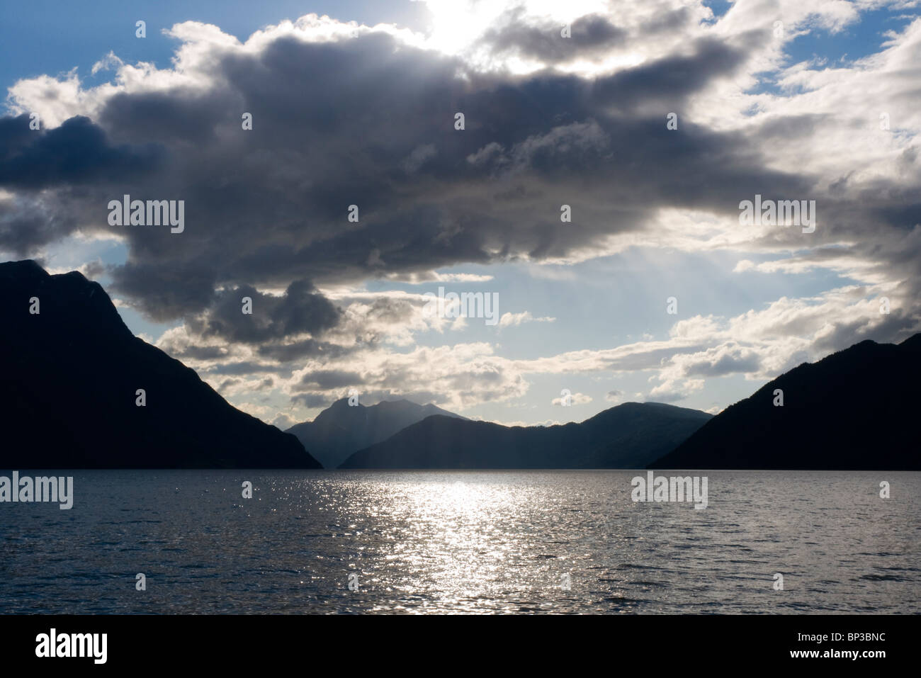 Geiranger fjord guardando verso il sole, estate, Norvegia Foto Stock