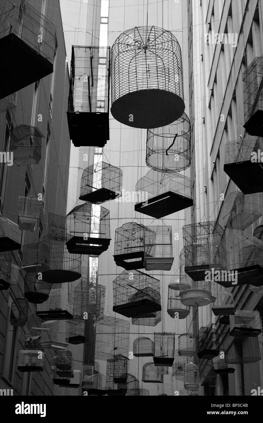 Un sacco di vuoto di gabbie di uccelli appesi in città Foto Stock
