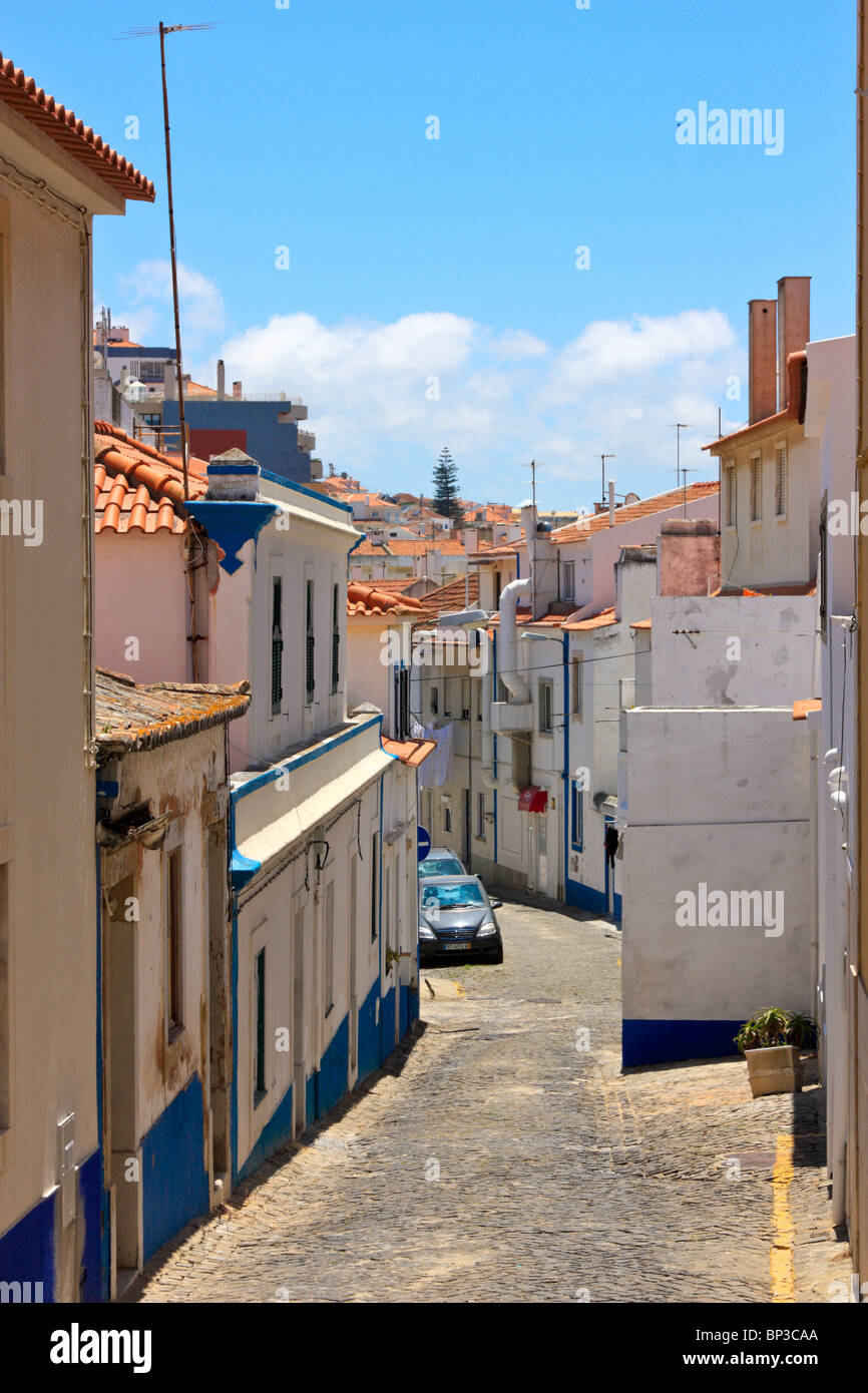 Strada stretta nel centro della cittadina di Ericeira, Portogallo Foto Stock