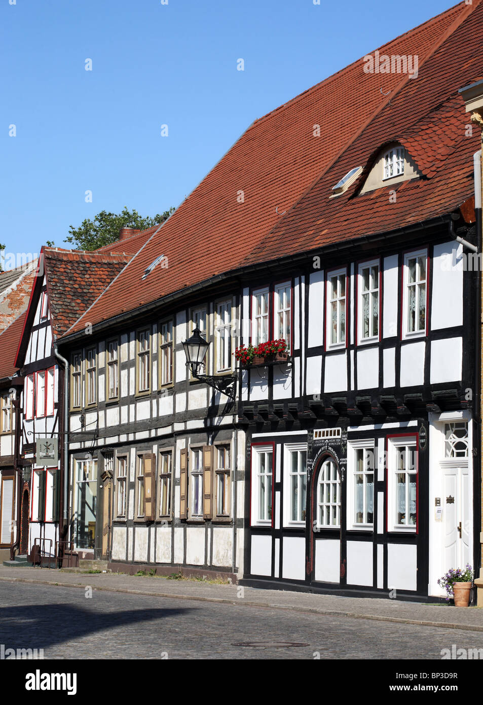 Xvii secolo metà case con travi di legno a Tangermünde, una città sul fiume Elba, Germania, Europa Foto Stock