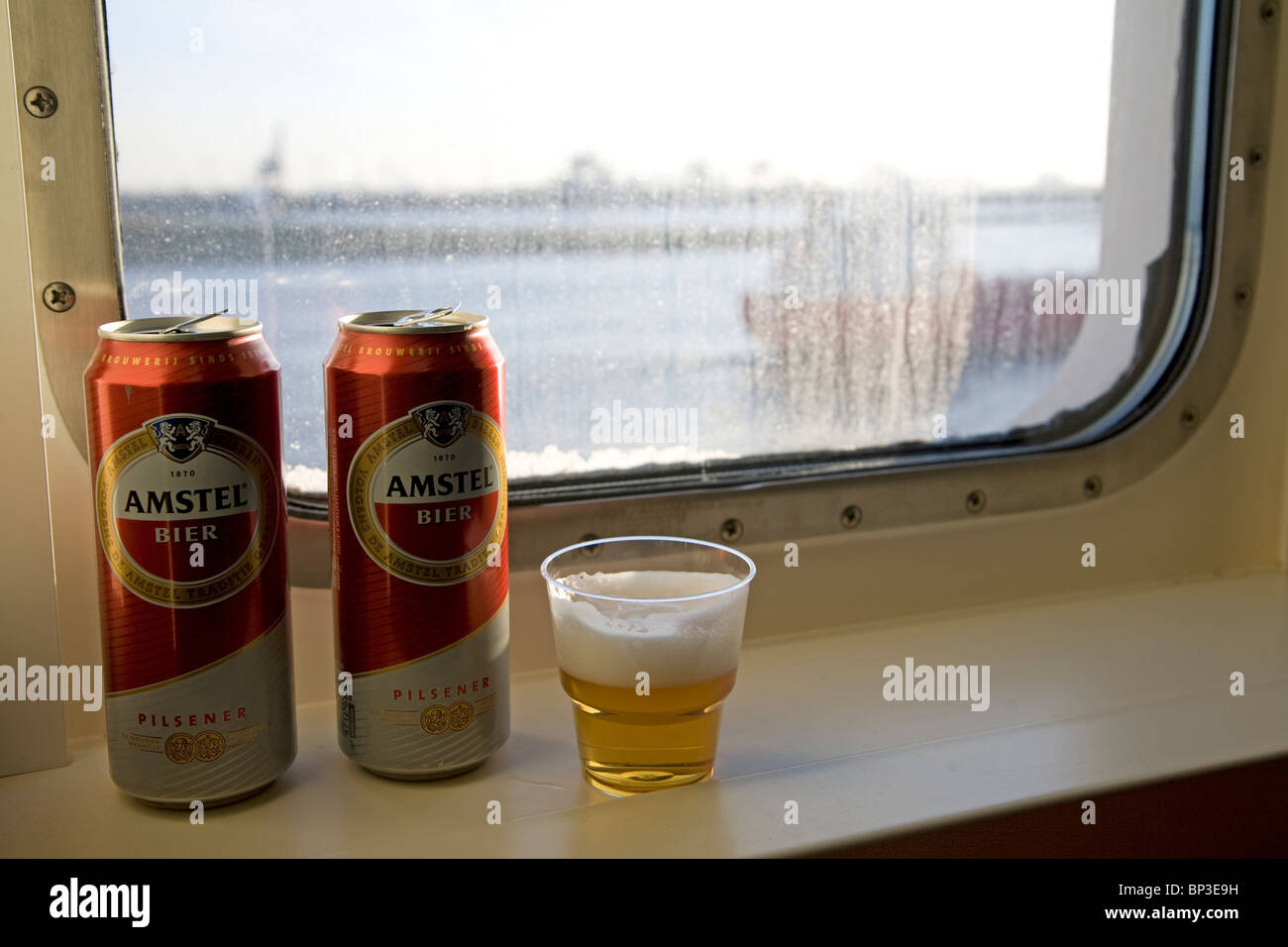 Due barattoli di vetro birra Amstel nave oblò finestra Foto Stock
