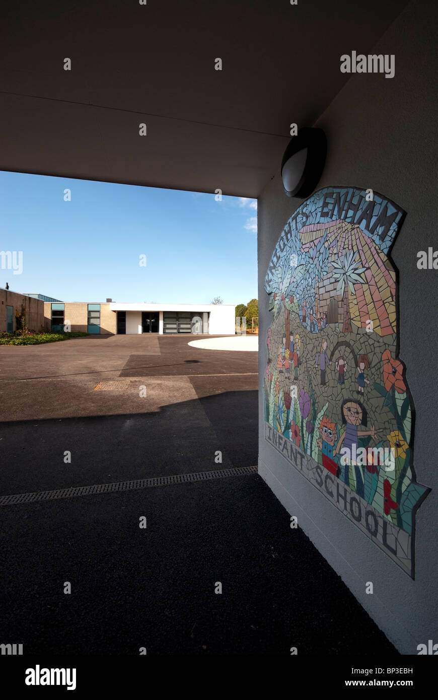 Cavalieri Enham infantili e Junior School esterni Veranda e ingresso di livello Foto Stock