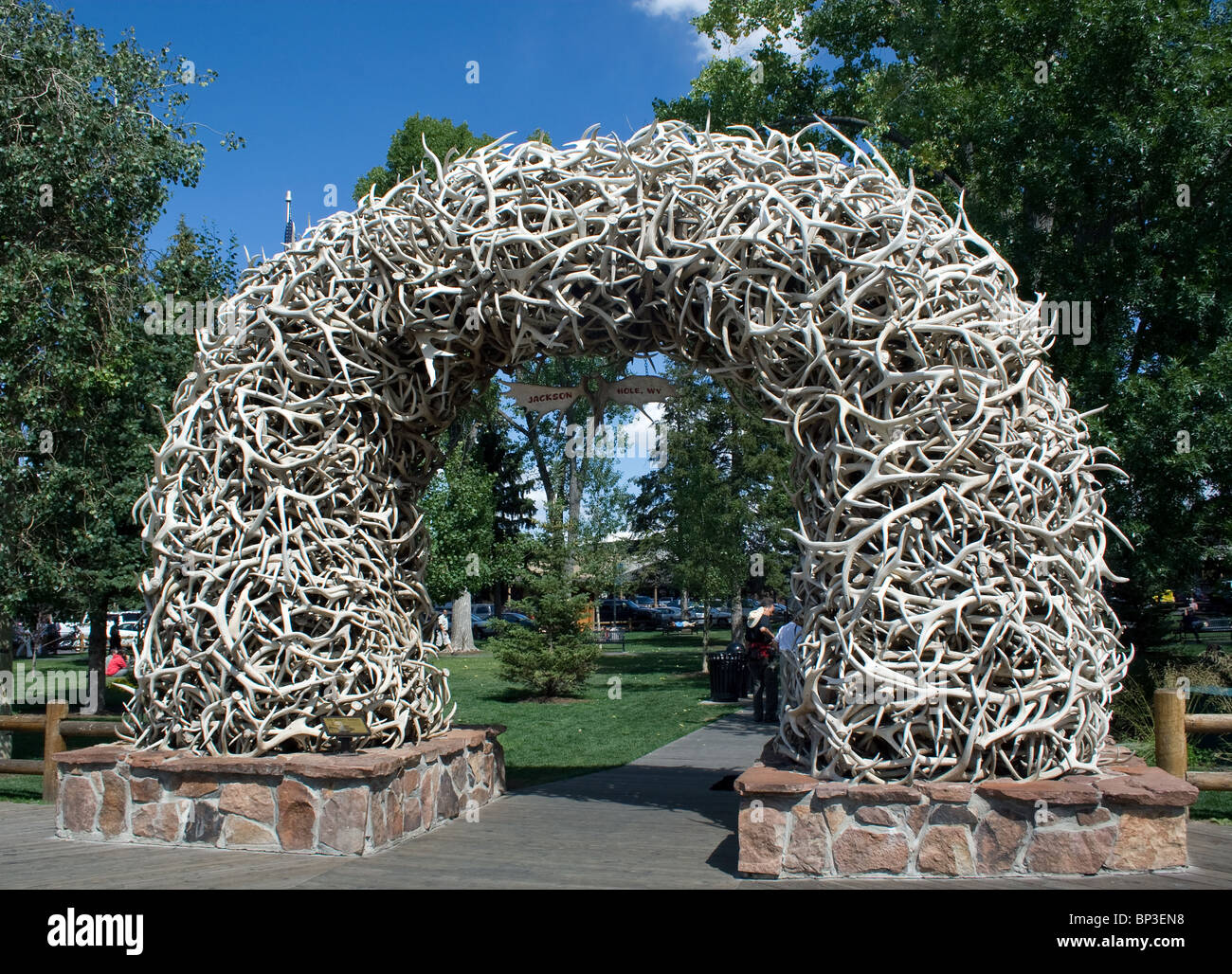 Un'iconica arcata fatta interamente di corna di alci accoglie i visitatori in un parco di Jackson Hole, Wyoming, a simboleggiare il fascino rustico occidentale della città. Foto Stock