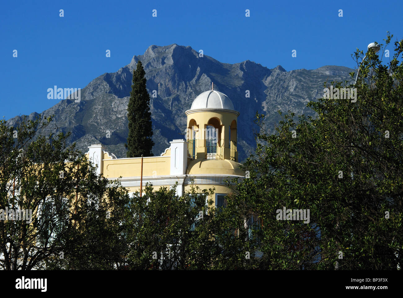 Edificio per uffici e La Concha Mountain, Marbella, Costa del Sol, provincia di Malaga, Andalusia, Spagna, Europa occidentale. Foto Stock