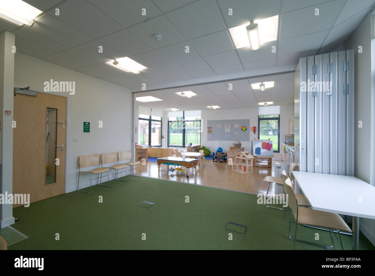 Pennington centro per bambini, Lymington aula con separatore in camera Foto Stock
