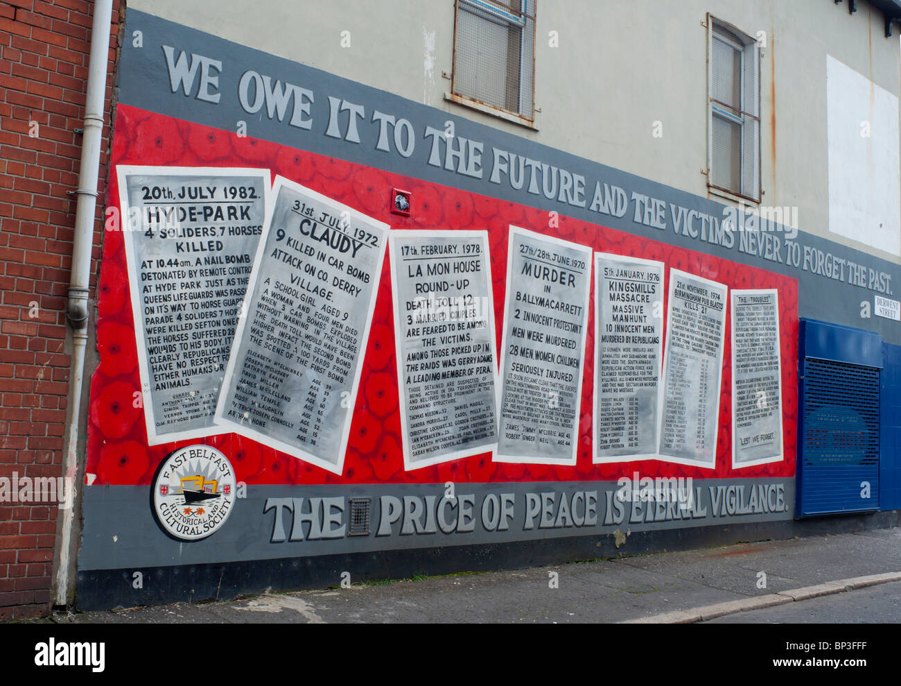 East Belfast murale per vittime dei disordini- Derwent Street. Foto Stock
