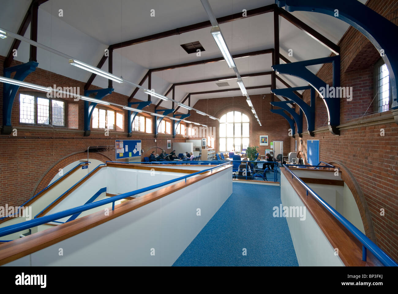 Peter Symonds College ramp unire vecchio e nuovo edificio Foto Stock