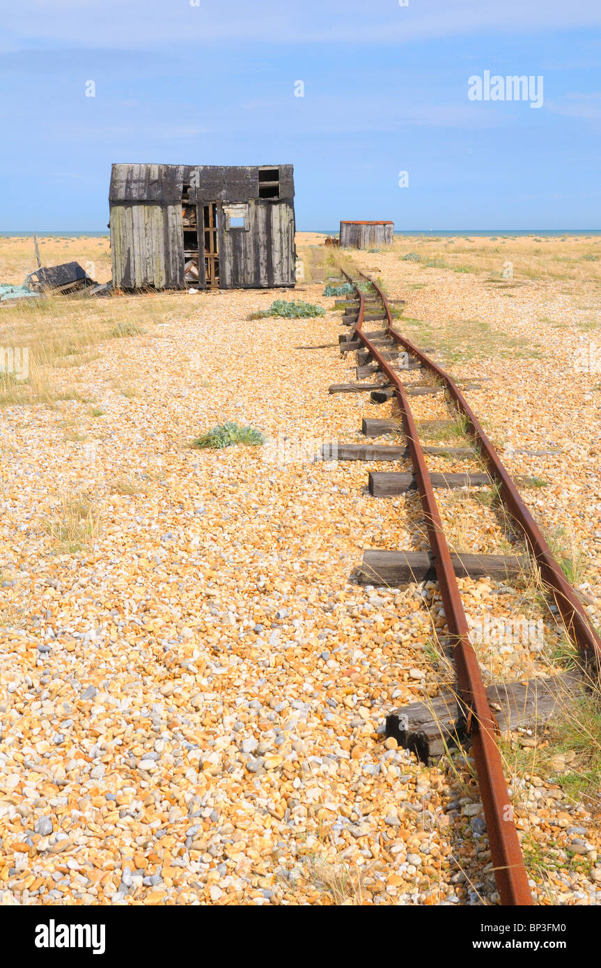 Capannone abbandonato sulla spiaggia di Dungeness Kent England Regno Unito Foto Stock