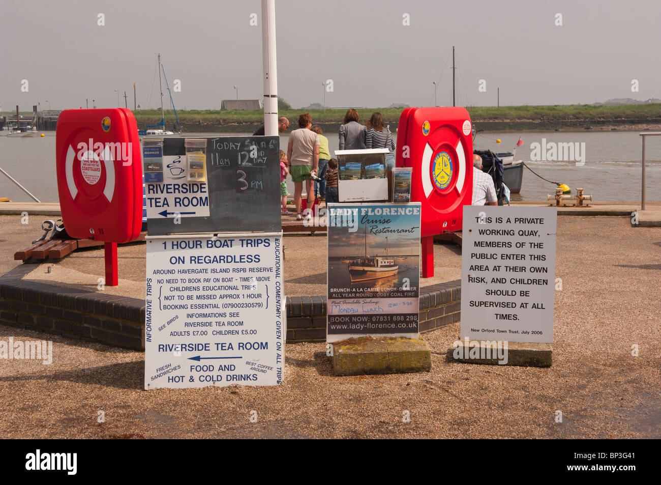 Insegne pubblicitarie alle gite in barca al Orford , Suffolk , Inghilterra , Gran Bretagna , Regno Unito Foto Stock