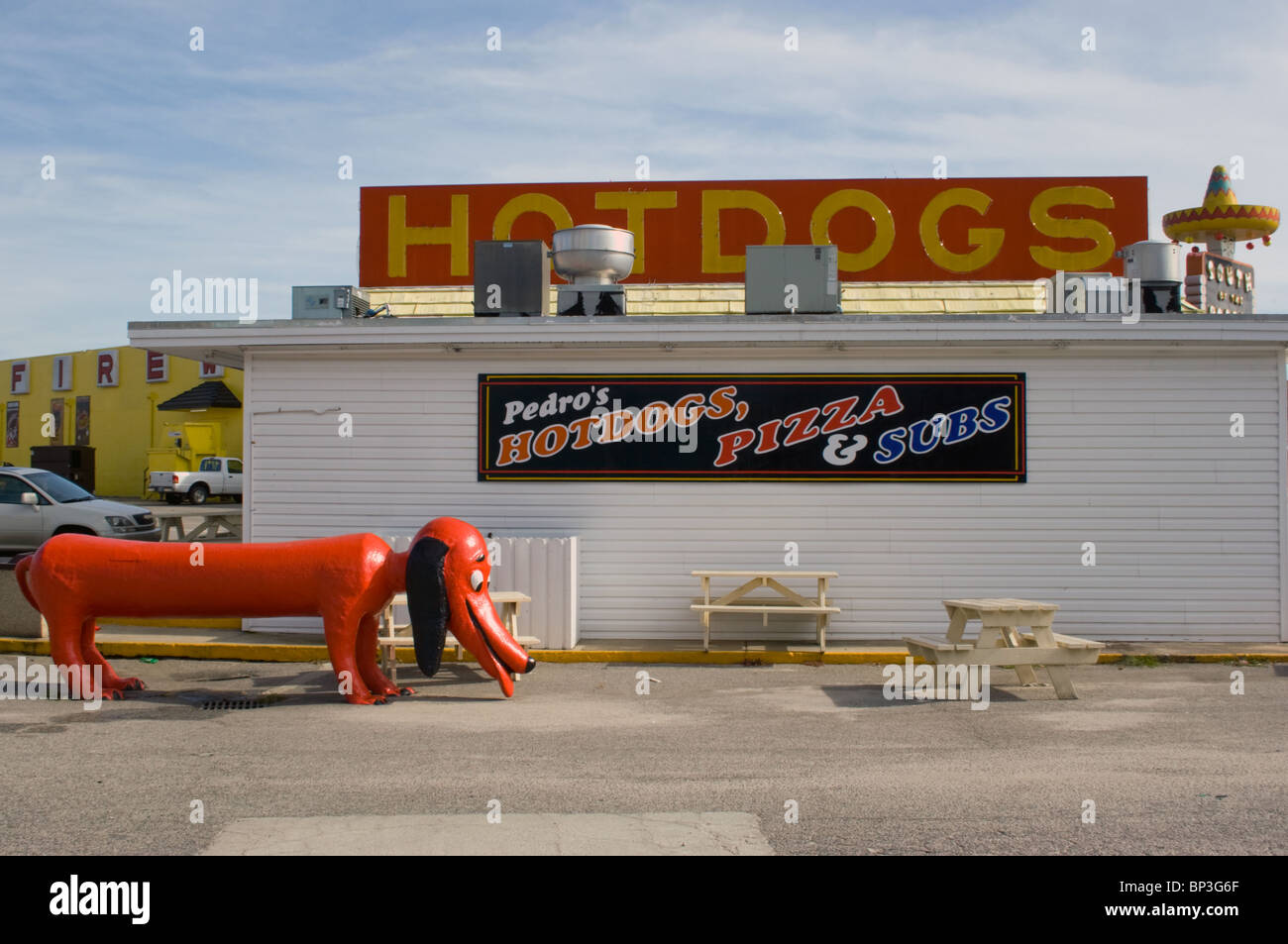 A sud del confine a Dillon, South Carolina, c'è un'attrazione a tema messicano che presenta cartelloni, una gigantesca torre sombrero e molto altro ancora. Foto Stock
