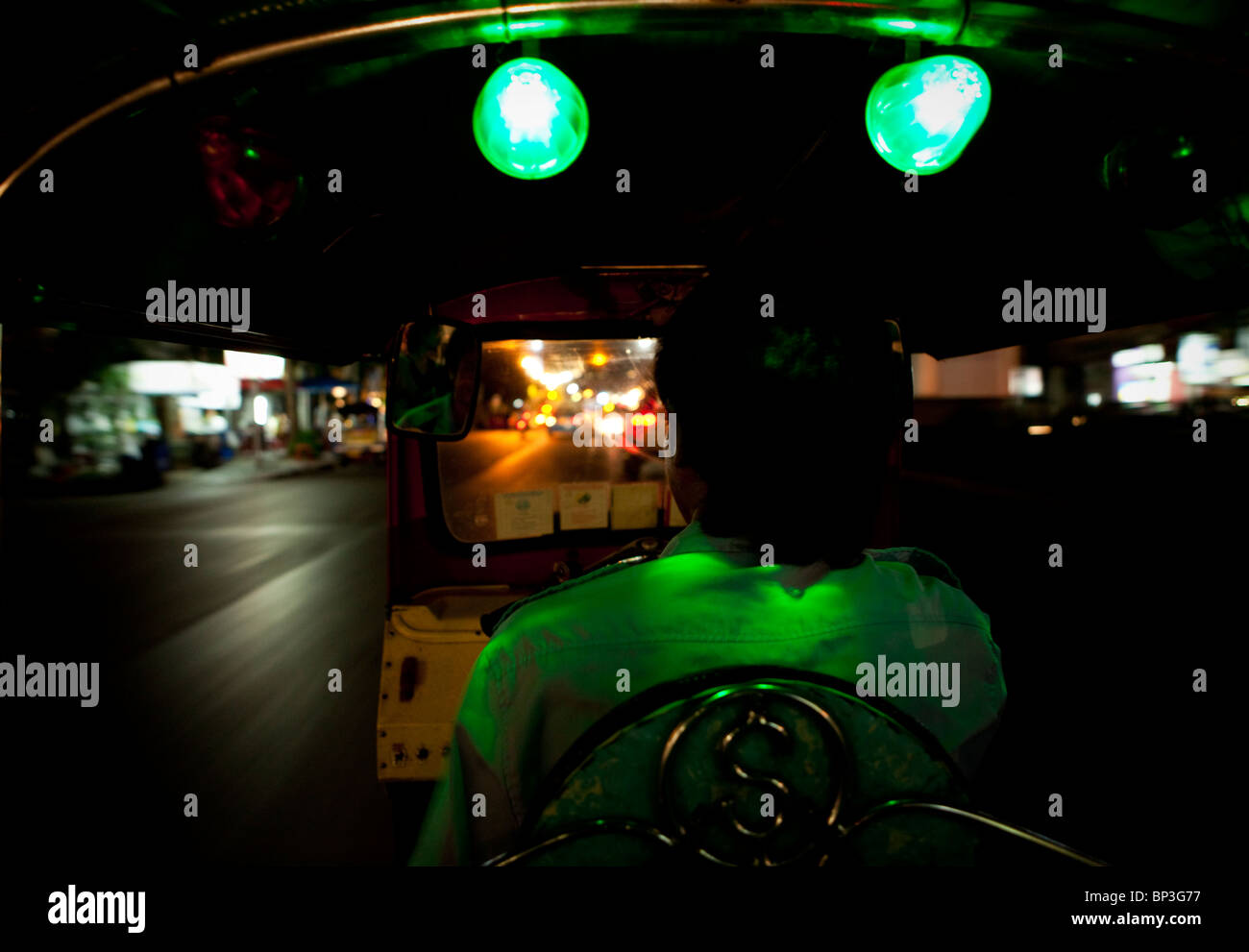 Un Tuk Tuk driver Zips il suo modo attraverso Bangkok Foto Stock