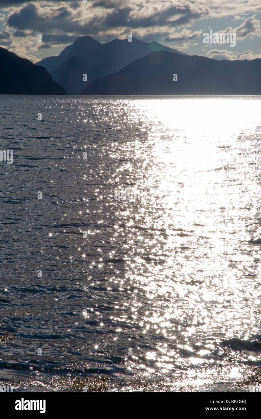 Geiranger fjord guardando verso il sole, estate, Norvegia Foto Stock