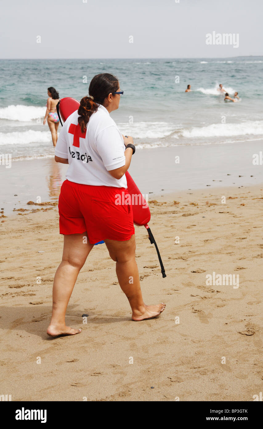 Femmina Cruz Roja (Croce rossa) bagnino spiaggia patroling in Spagna Foto Stock