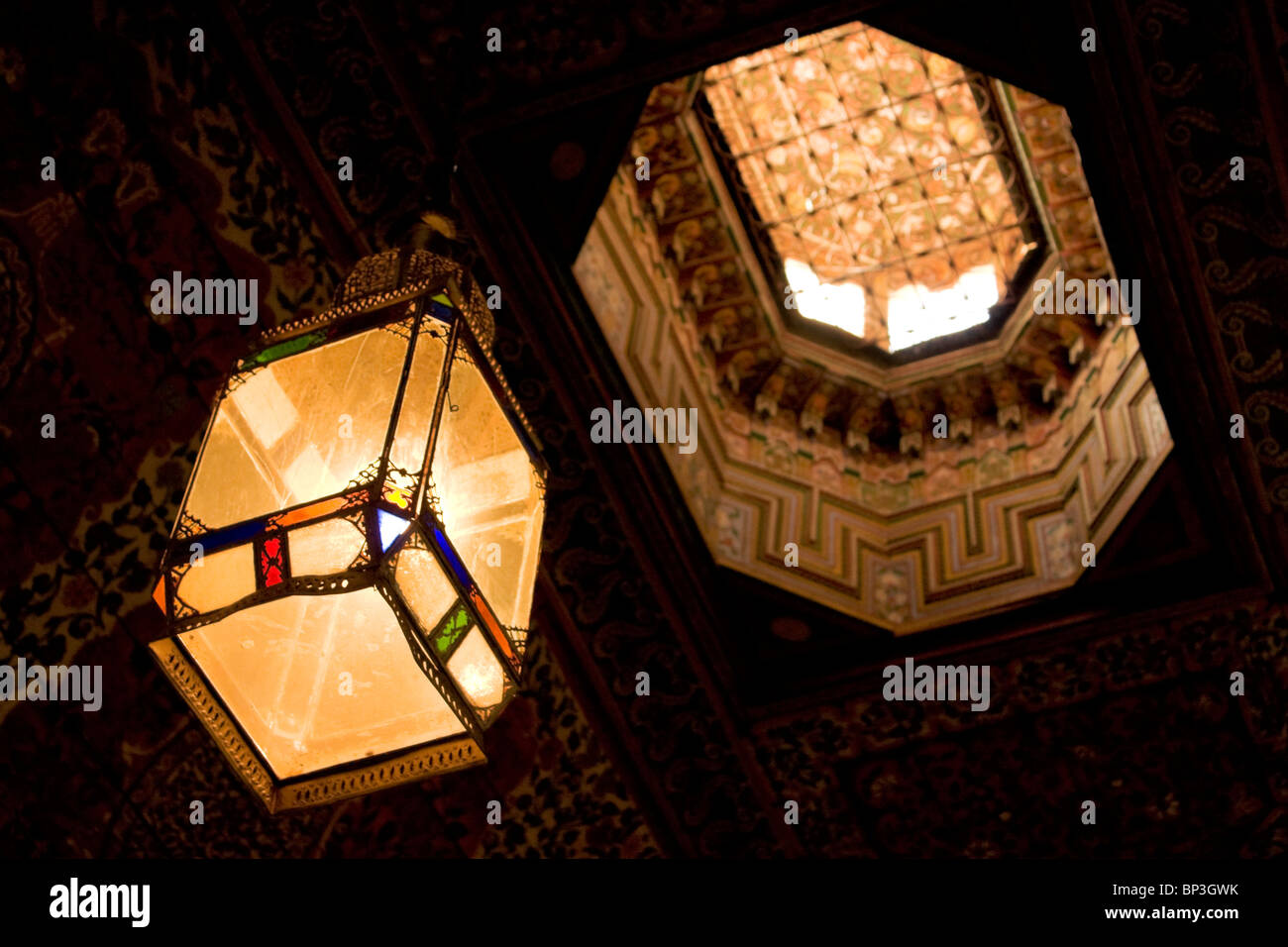 Vecchia lampada in Palazzo Bahia Foto Stock