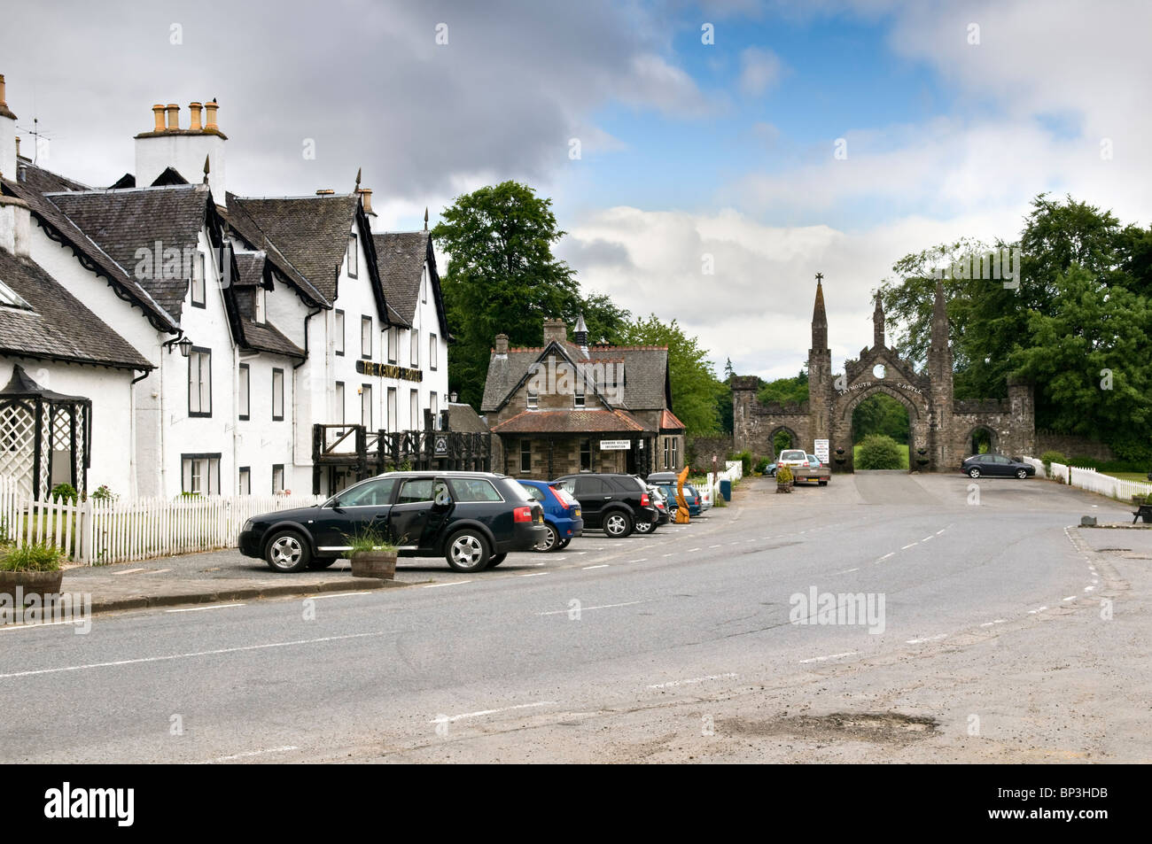 Il villaggio scozzese di Kenmore con il Castello di Taymouth ingresso presi in estate Foto Stock